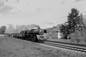 03 1010 an der Marxmühle bei Katzenfurt auf der Dillstrecke, aufgenommen am 23.04.2017.