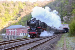 001 150 verlässt den Cramberger Tunnel und kommt soeben am Lahnkraftwerk auf der Lahntalbahn vorbei, aufgenommen am 30.04.2017.