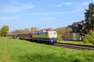E10 1239 an der Marxmühle bei Katzenfurt auf der Dillstrecke, aufgenommen am 06.05.2017.