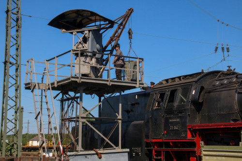 23 042 wird im Eisenbahnmuseum in Darmstadt-Kranichstein bekohlt, aufgenommen am 27.05.2017.