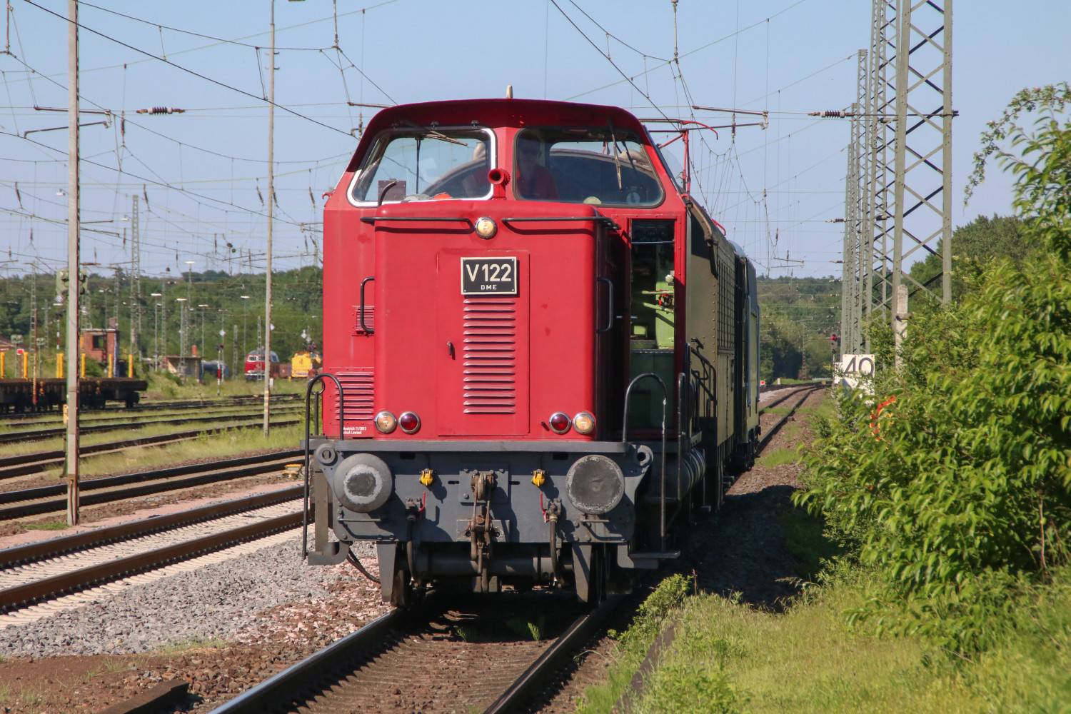 V122 des Eisenbahnmuseum in Darmstadt-Kranichstein wartet in Gleis 1, aufgenommen am 27.05.2017.
