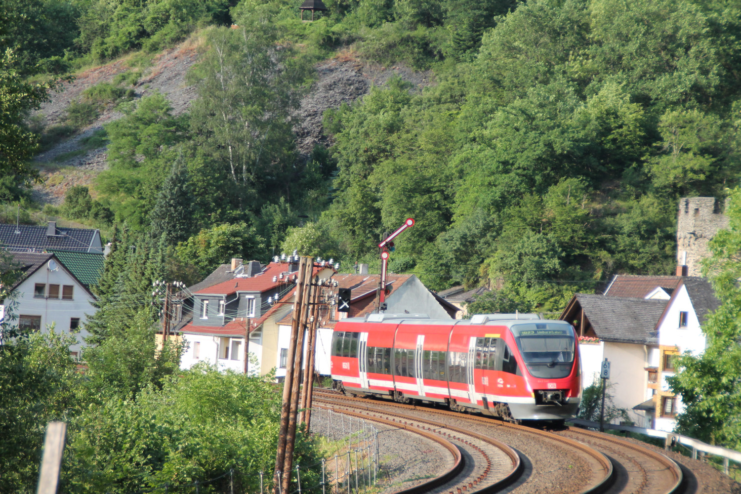 Ein TALENT der DB passiert am 13.06.2015 als Regionalbahn das Einfahrsignal von Balduinstein auf der Lahntalbahn.