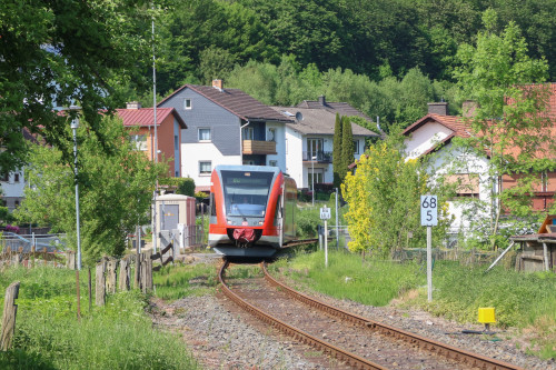 646 213 überquert den Bahnübergang in Viermünden auf der Burgwaldbahn, aufgenommen am 28.05.2017.