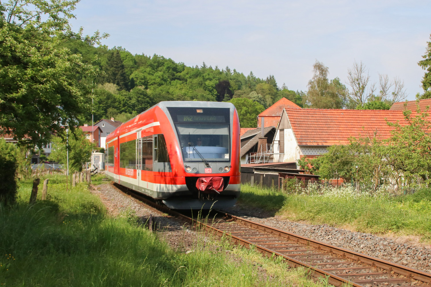 646 213 durchquert Viermünden auf der Burgwaldbahn, aufgenommen am 28.05.2017.