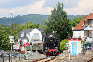 52 4867 am Bahnübergang in Königstein, aufgenommen am 05.06.2017.