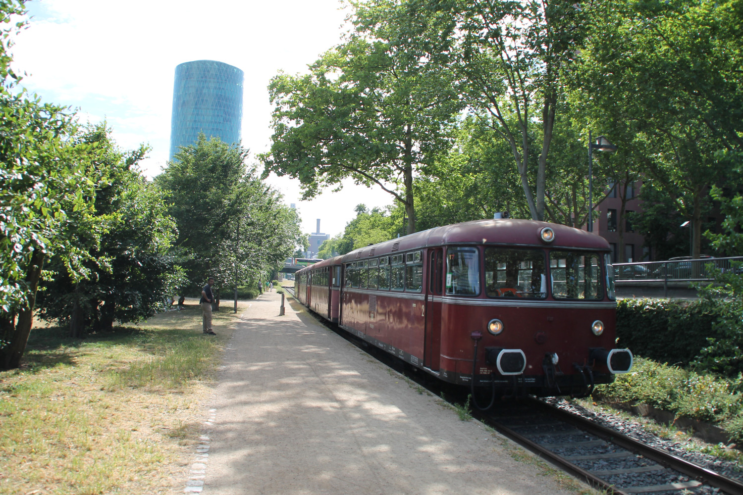 Vor dem Apfelweinglas in Frankfurt auf der Hafenbahn hält 798 829 am 14.06.2014.