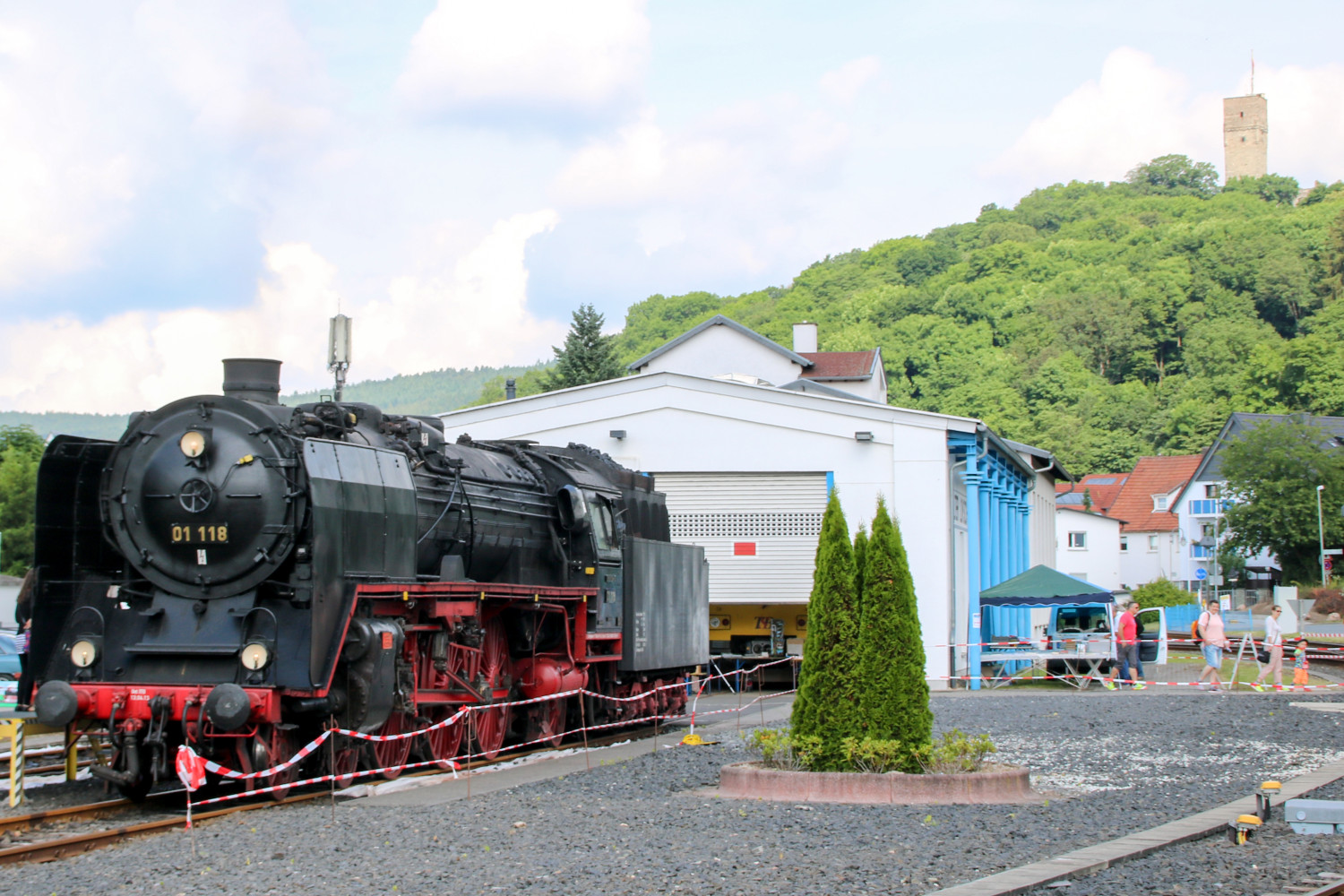 01 118 steht vor dem alten Lokschuppen im Bahnhof Königstein, aufgenommen am 05.06.2017.