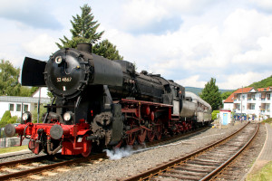 52 4867 fährt in den Bahnhof Königstein ein, aufgenommen am 05.06.2017.