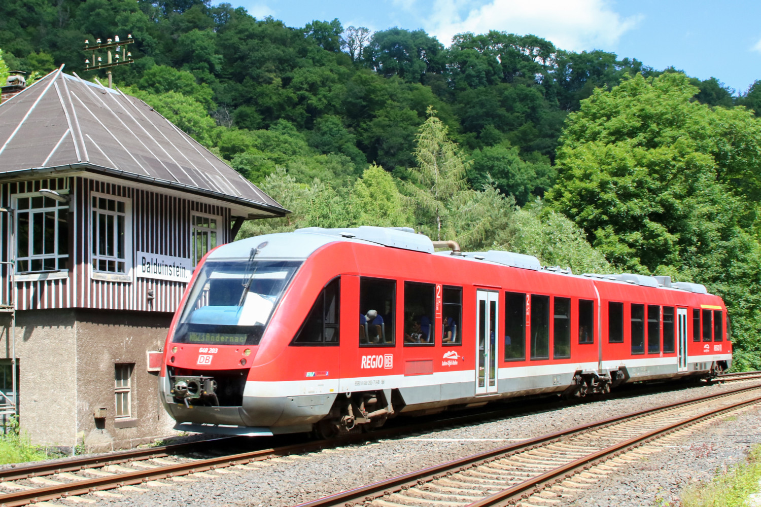 648 203 am alten Stellwerk Bo in den Bahnhof Balduinstein auf der Lahntalbahn, aufgenommen am 10.06.2017.