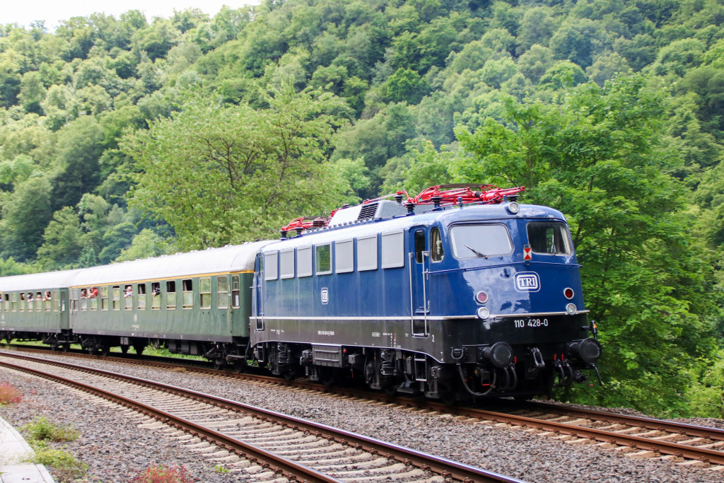 110 428 am Schluss eines Sonderzuges in Balduinstein auf der Lahntalbahn, aufgenommen am 10.06.2017.