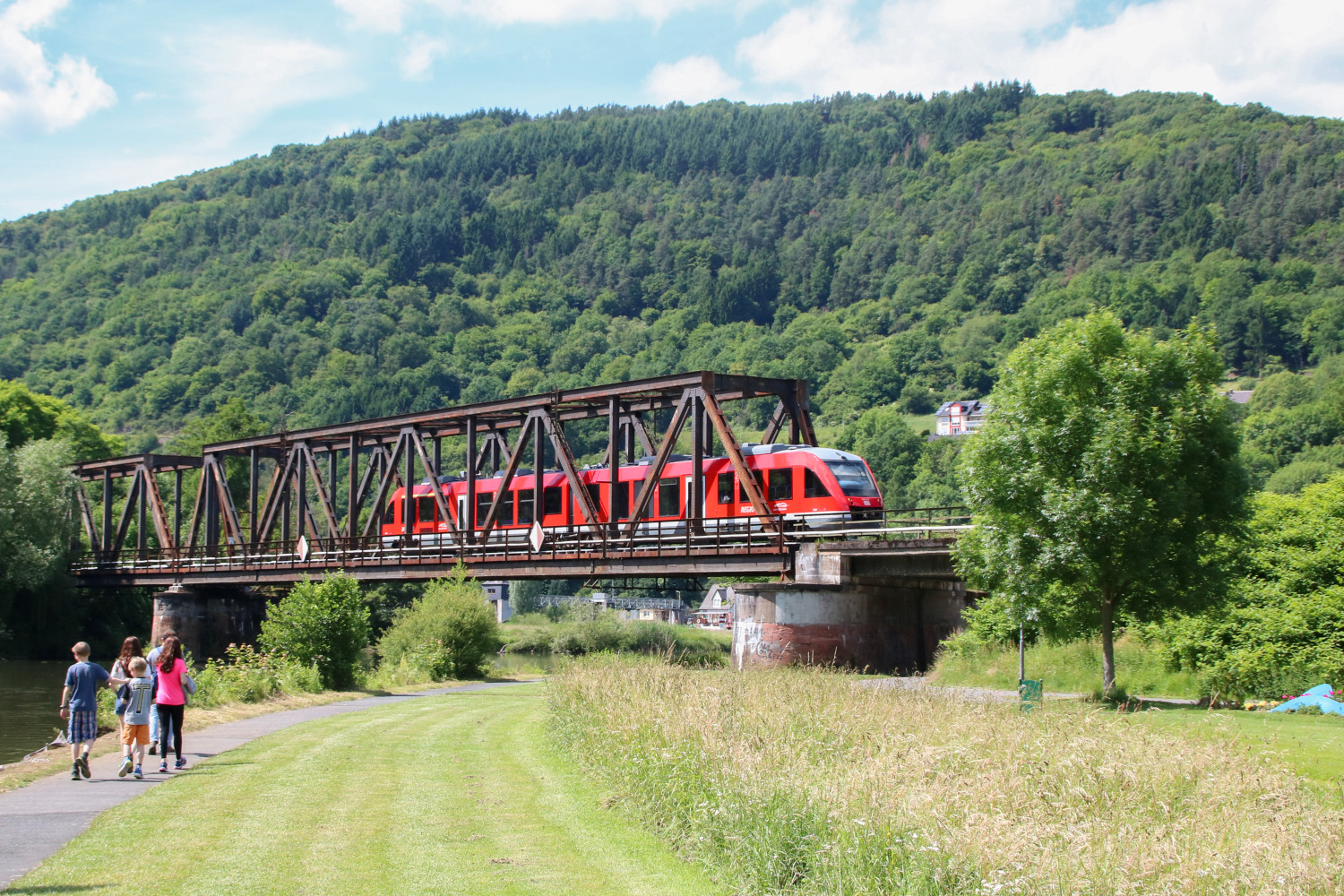 648 205 überquert die Lahnbrücke in Nassau auf der Lahntalbahn, aufgenommen am 10.06.2017.