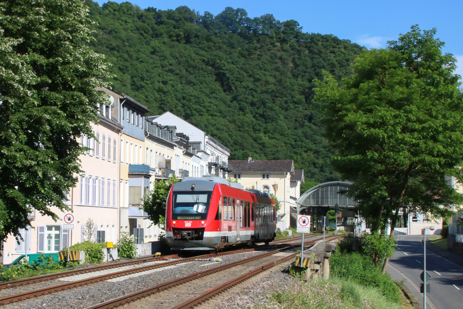648 205 verlässt den Bahnhof Bad Ems auf der Lahntalbahn, aufgenommen am 10.06.2017.