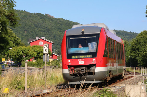 648 207 verlässt den Bahnhof Nassau auf der Lahntalbahn, aufgenommen am 10.06.2017.