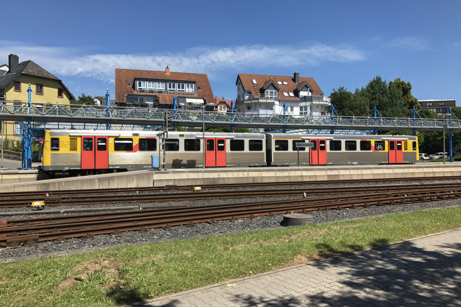 609 002 wartet im Bahnhof Königstein auf Fahrgäste, aufgenommen am 11.06.2017.