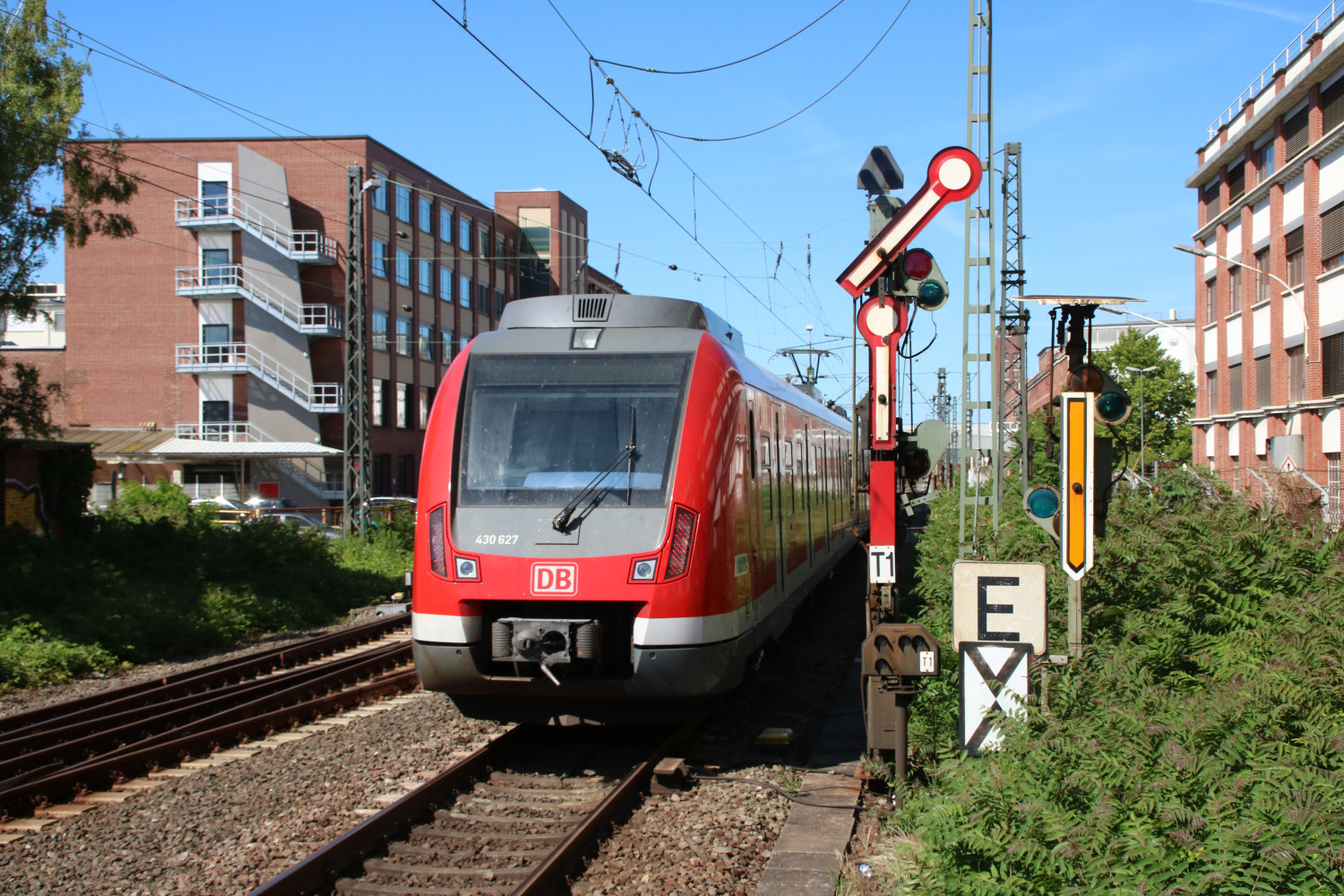 430 127 verlässt den Bahnhof Rüsselsheim, aufgenommen am 14.06.2017.