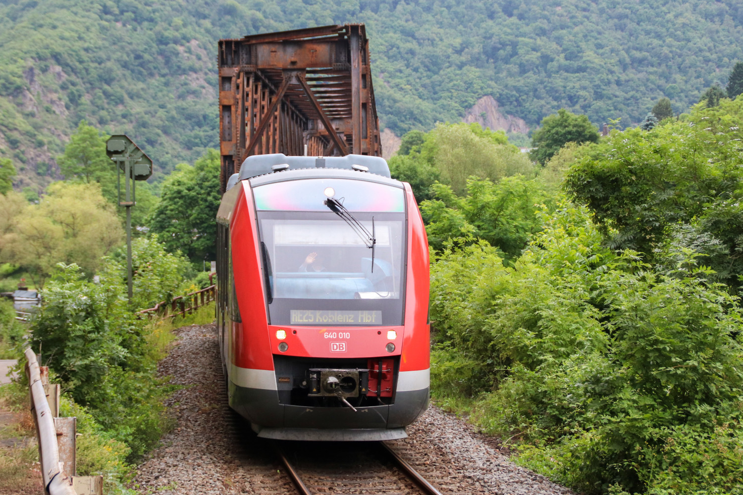 640 010 verlässt die Horchheimer Brücke auf der Lahntalbahn, aufgenommen am 17.06.2017.