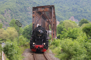 52 4867 verlässt die Horchheimer Brücke auf der Lahntalbahn, aufgenommen am 17.06.2017.