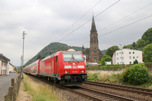 146 264 durcheilt mit ihrem Zug aus Doppelstockwagen Brohl auf der linken Rheinstrecke, aufgenommen am 17.06.2017.