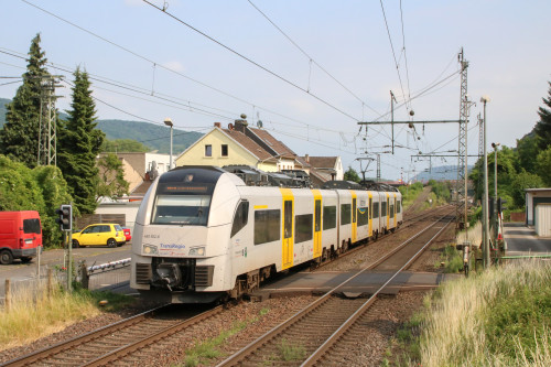 460 002 in Brohl auf der linken Rheinstrecke, aufgenommen am 17.06.2017.