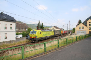 193 552 in Brohl auf der linken Rheinstrecke, aufgenommen am 17.06.2017.