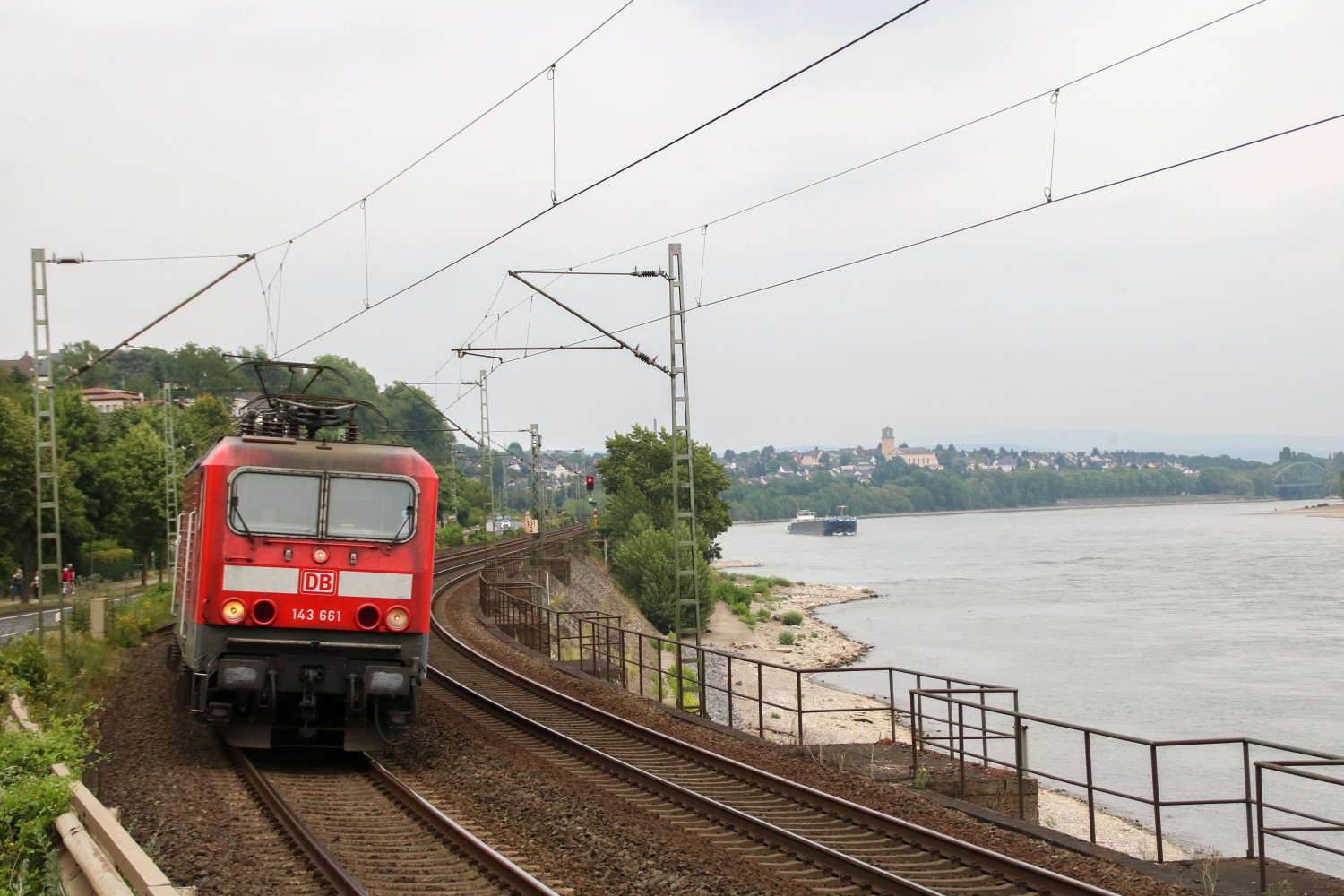 143 661 bei Neuwied auf der rechten Rheinstrecke, aufgenommen am 17.06.2017.