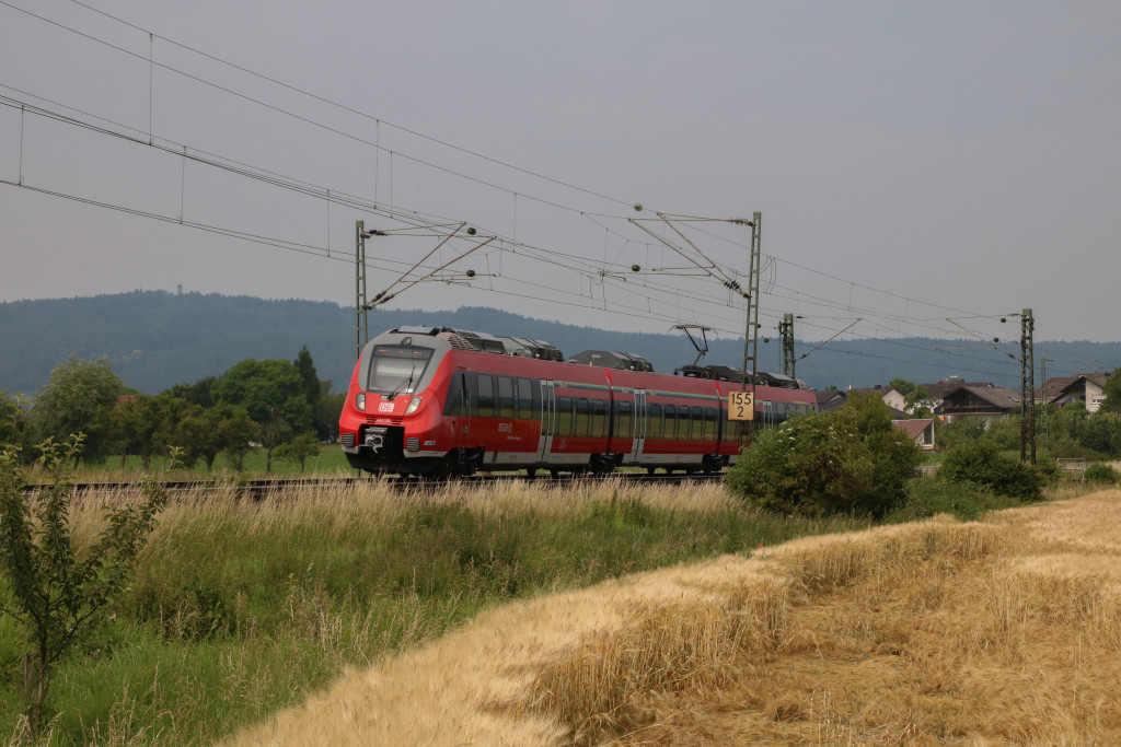 442 109 bei Ostheim auf der Main-Weser-Bahn, aufgenommen am 22.06.2017.