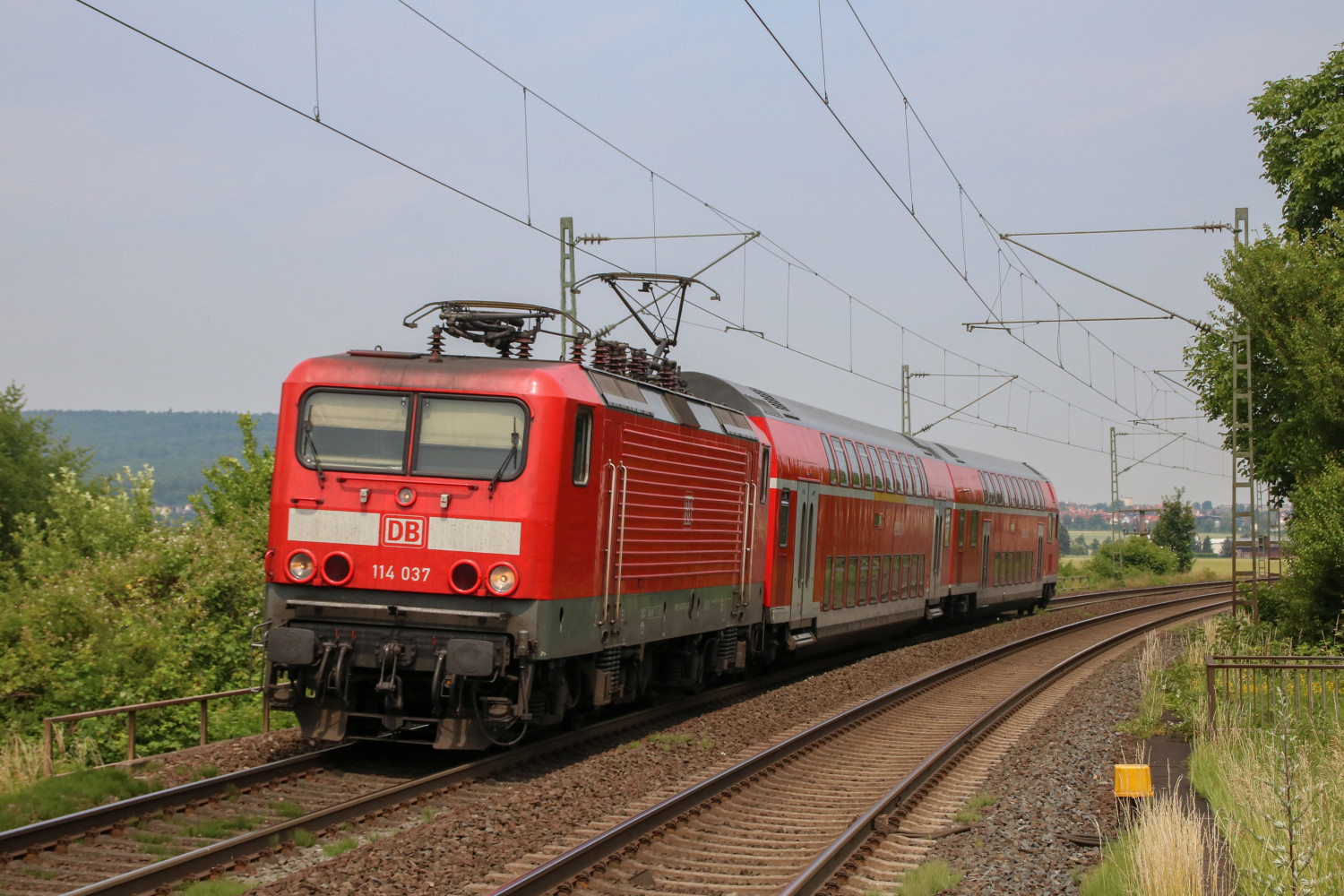 114 037 kurz vor dem Haltepunkt Ostheim auf der Main-Weser-Bahn, aufgenommen am 22.06.2017.