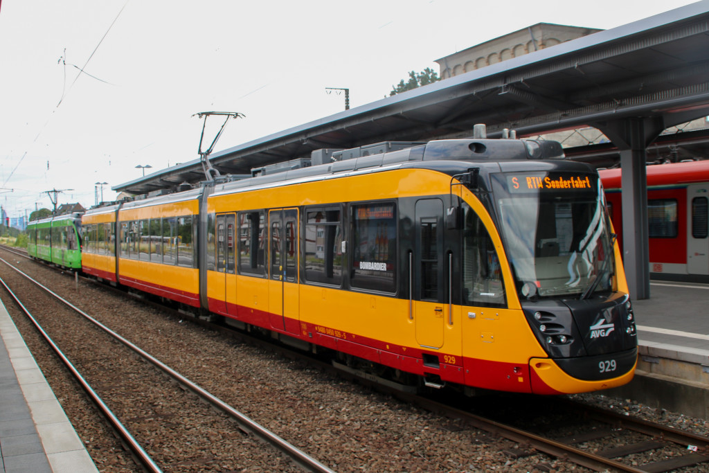 450 929 und 450 930 stehen im Bahnhof Frankfurt Höchst, aufgenommen am 24.06.2017.
