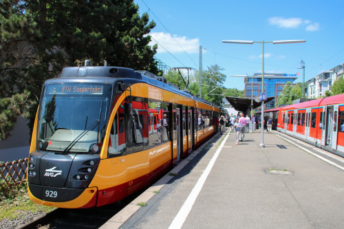 450 929 und 450 930 in Bad Soden auf der Sodener Bahn, aufgenommen am 24.06.2017.