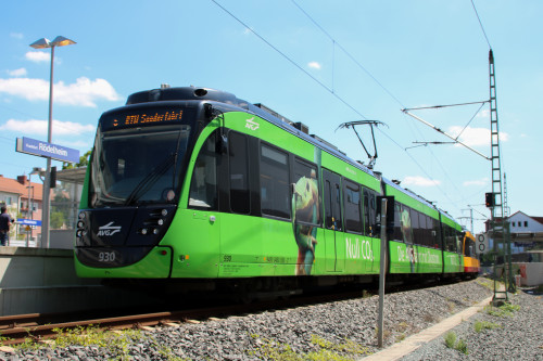 450 930 und 450 929 stehen im Bahnhof Frankfurt-Rödelheim, aufgenommen am 24.06.2017.