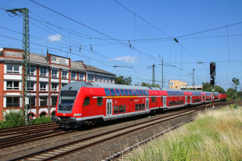 Ein Zug aus Doppelstockwagen fährt in den Bahnhof Frankfurt-Höchst ein, aufgenommen am 24.06.2017.