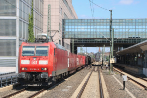 185 160 an der Frankfurter Messe auf der Main-Weser-Bahn, aufgenommen am 24.06.2017.