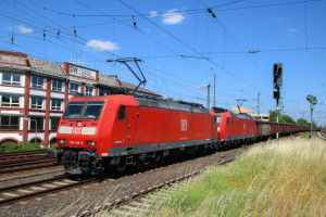 185 136 und eine weitere 185 mit dem Limburger Tonzug im Bahnhof Frankfurt-Höchst, aufgenommen am 24.06.2017.