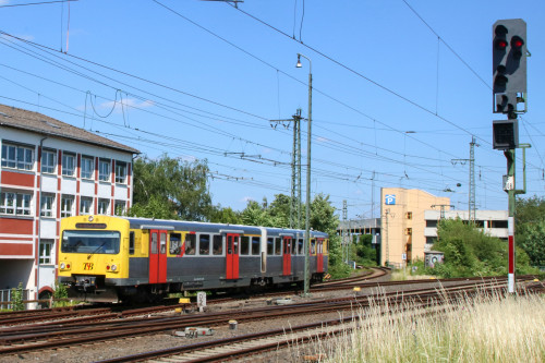 609 007 fährt aus Richtung Bad Soden in den Bahnhof Frankfurt-Höchst ein, aufgenommen am 24.06.2017.