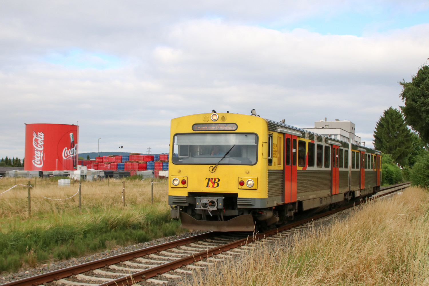 609 015 an der Coladose in Liederbach auf der Frankfurt-Königsteiner-Eisenbahn, aufgenommen am 24.06.2017.