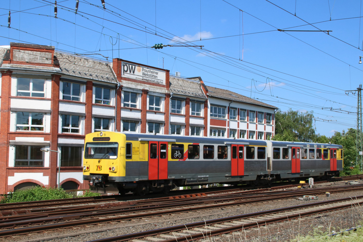 609 007 an den Praunheimer Werkstätten im Bahnhof Frankfurt-Höchst, aufgenommen am 24.06.2017.