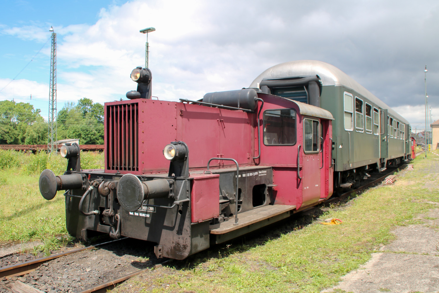 323 582 steht im Bahnbetriebswerk Treysa, aufgenommen am 25.06.2017.