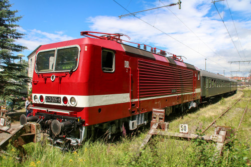 243 005 steht mit ihrem Sonderzug im Bahnbetriebswerk Treysa, aufgenommen am 25.06.2017.