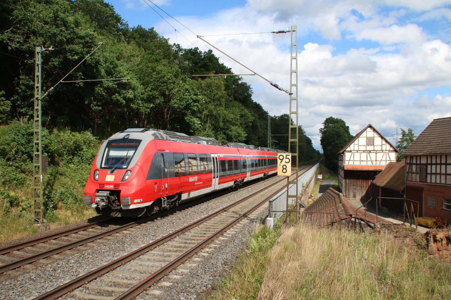 442 286 an der Hainmühle bei Bürgeln auf der Main-Weser-Bahn, aufgenommen am 25.06.2017.v