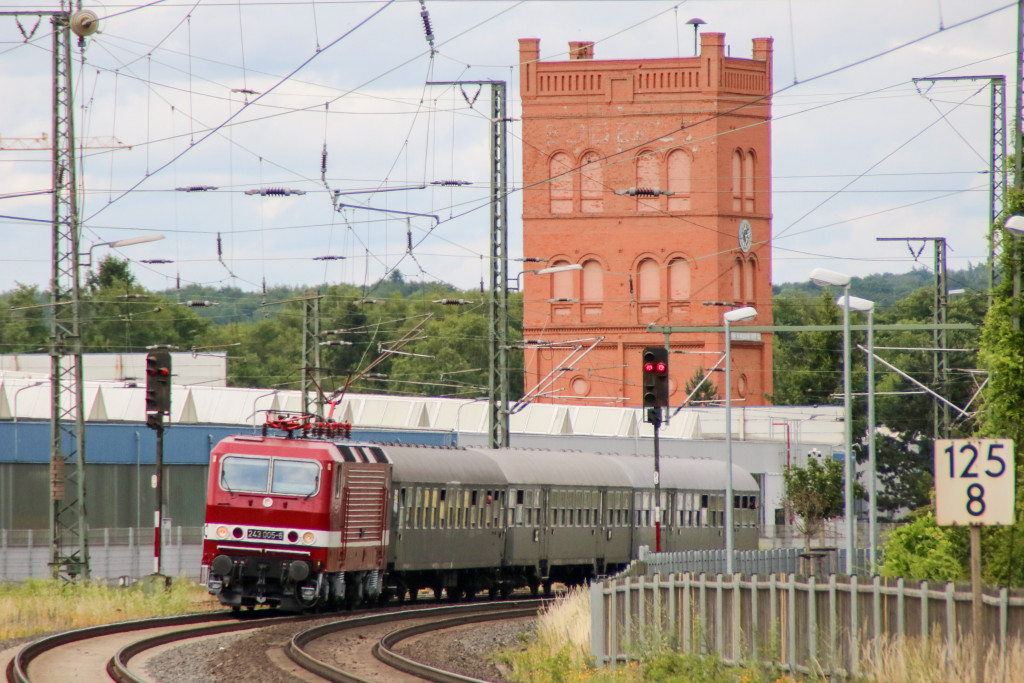 243 005 fährt ihrem Sonderzug in den Bahnhof Lollar auf der Main-Weser-Bahn ein, aufgenommen am 25.06.2017.
