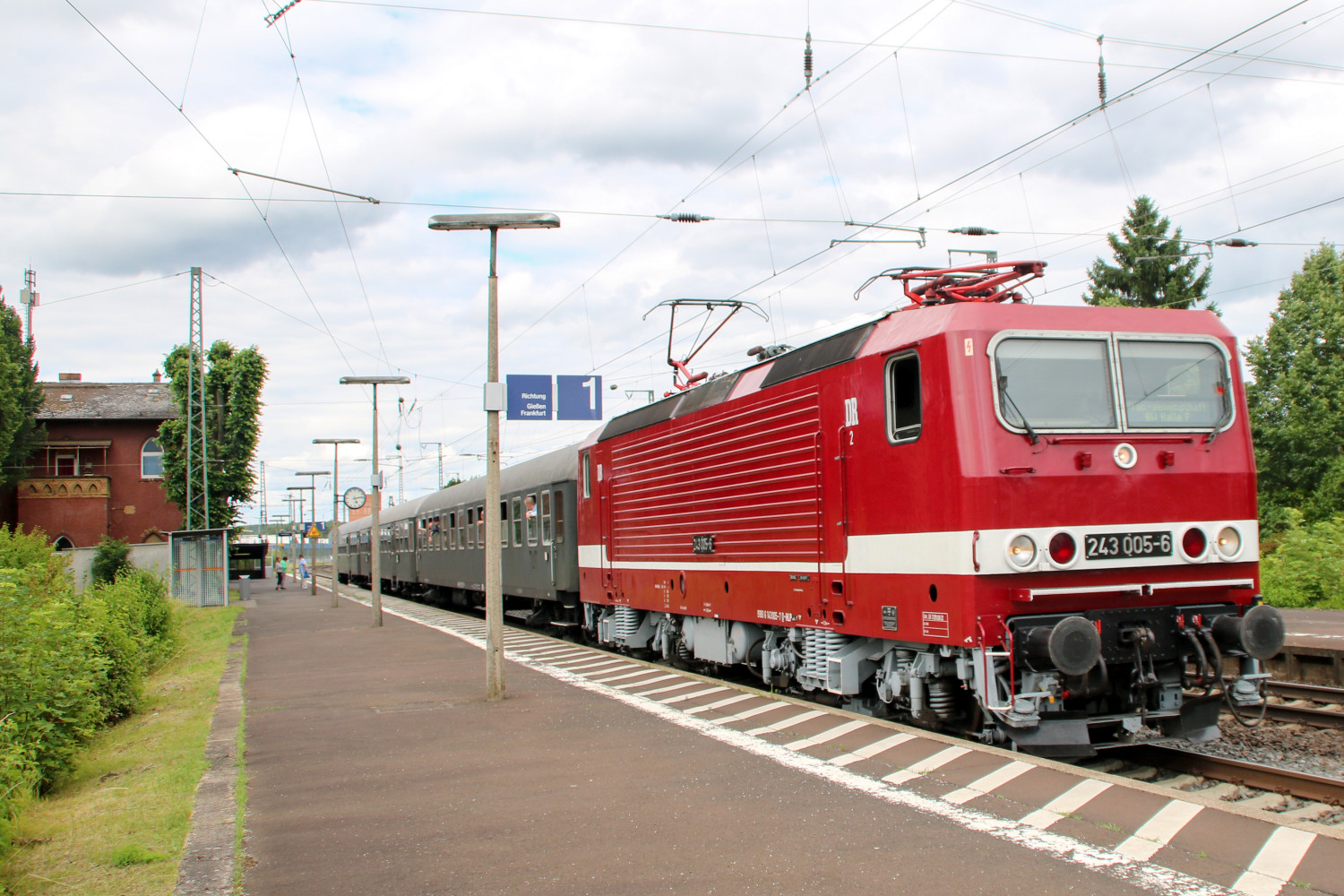 243 005 bei der Abfahrt in Lollar auf der Main-Weser-Bahn, aufgenommen am 25.06.2017.