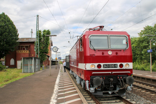 243 005 hält mit ihrem Sonderzug in Lollar auf der Main-Weser-Bahn, aufgenommen am 25.06.2017.