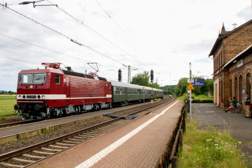 243 005 bei der Durchfahrt in Niederwalgern auf der Main-Weser-Bahn, aufgenommen am 25.06.2017.