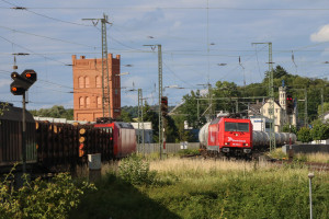 185 584 von RheinCargo am Wasserturm von Lollar, aufgenommen am 25.06.2017.