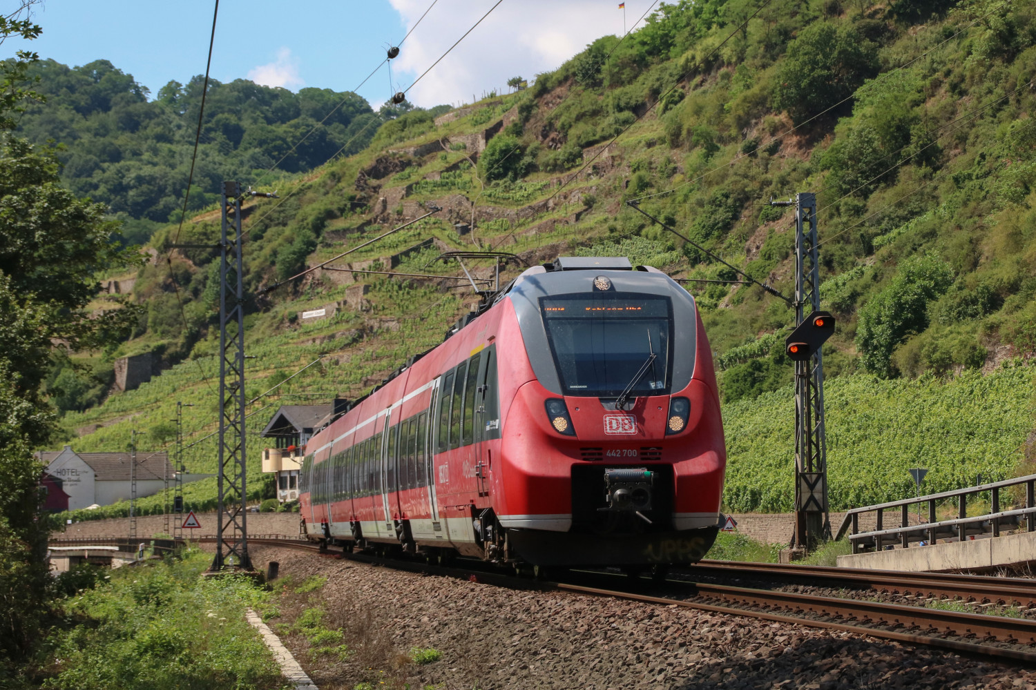 442 200 kurz hinter Lehmen auf der Moselstrecke, aufgenommen am 03.07.2017.