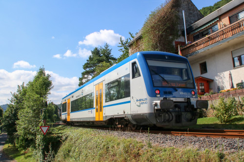 650 131 in Kövenig auf der Moselweinbahn, aufgenommen am 04.07.2017.
