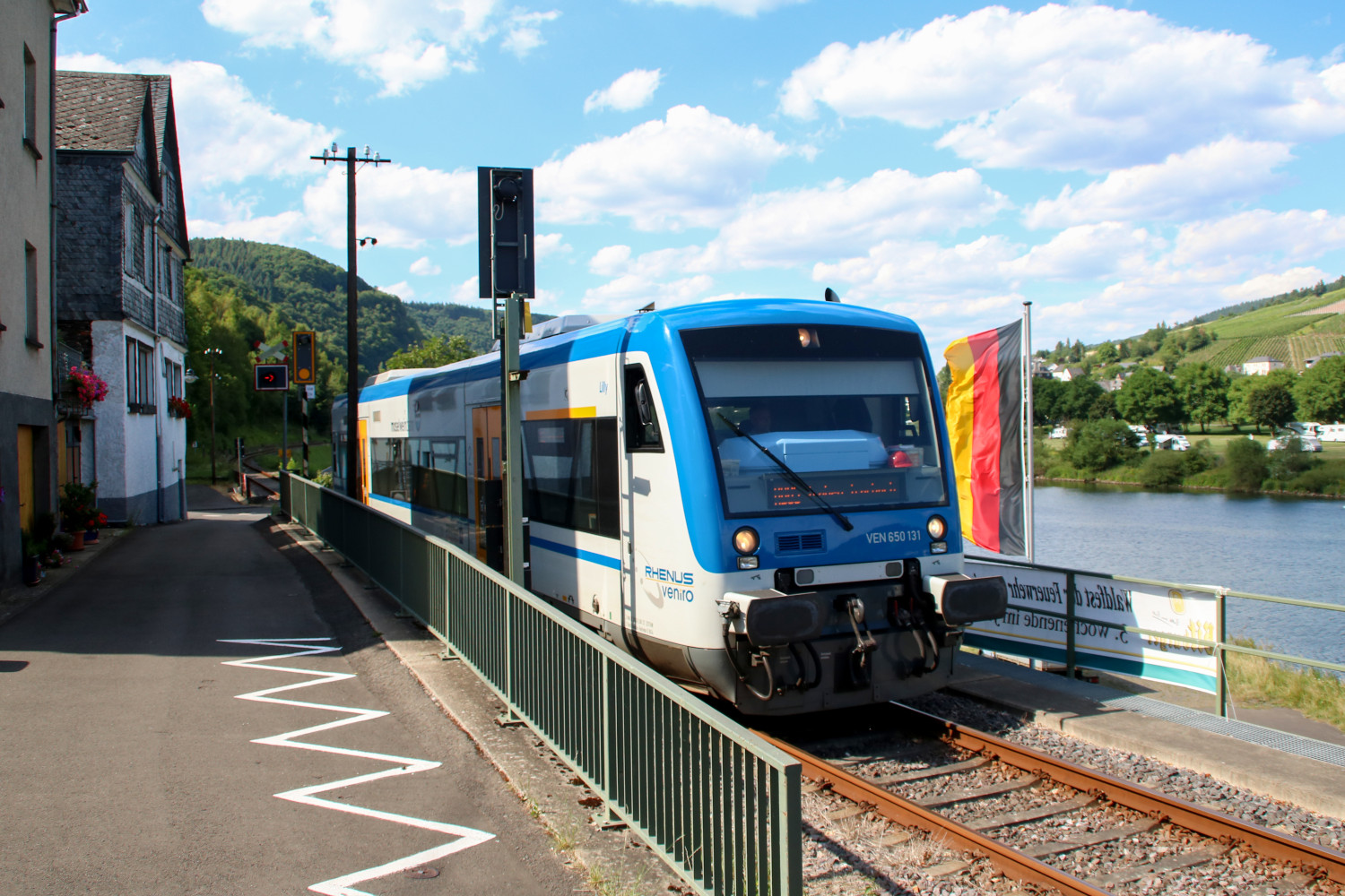 650 131 zwischen den beiden Bahnübergänge in der Moselstraße in Kövenig auf der Moselweinbahn, aufgenommen am 05.07.2017.