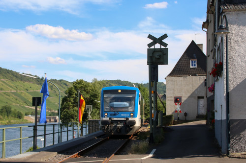 650 131 überquert den ersten der beiden Bahnübergänge in der Moselstraße in Kövenig auf der Moselweinbahn, aufgenommen am 05.07.2017.