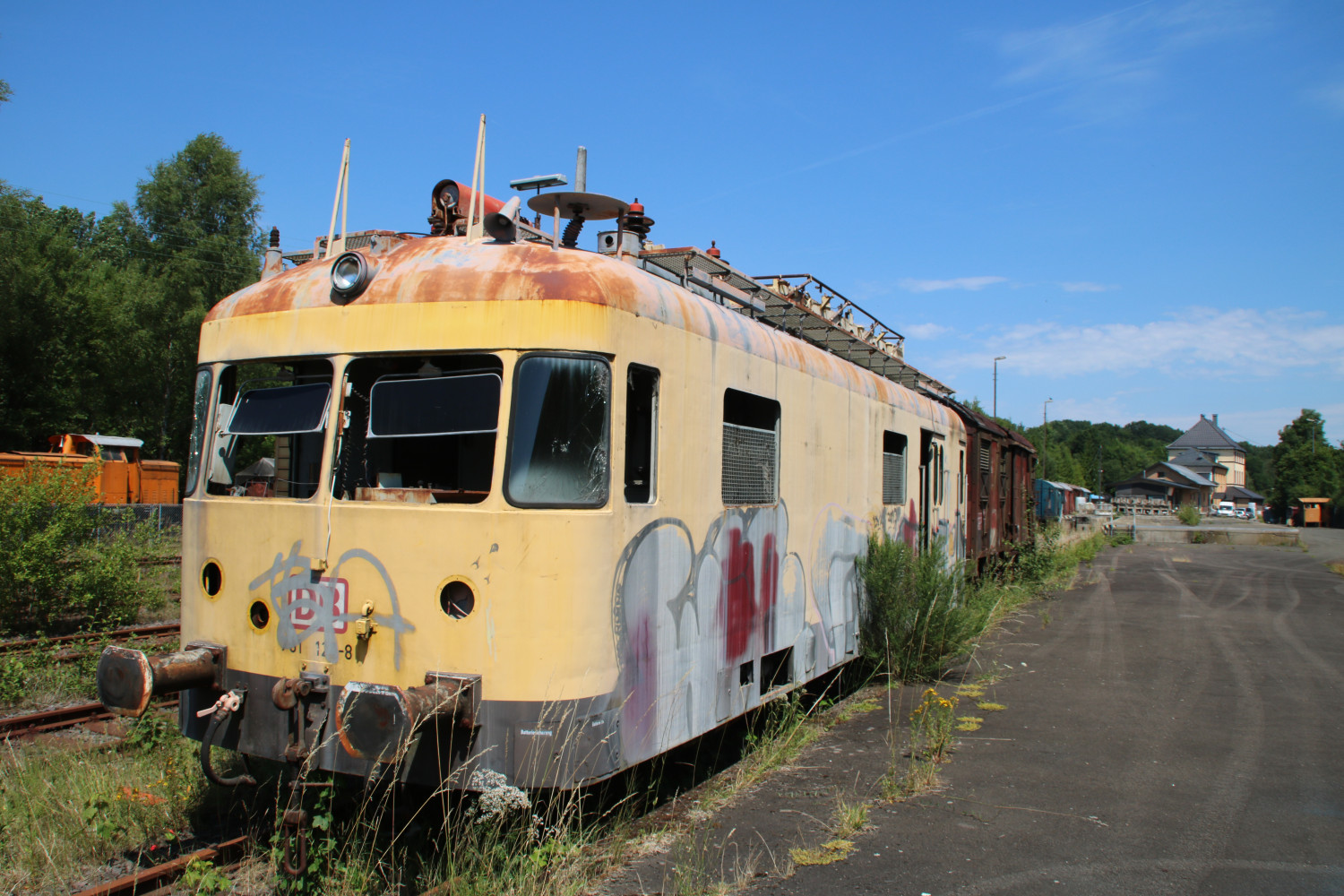 701 120 steht im Bahnhof Hermeskeil, aufgenommen am 06.07.2017.