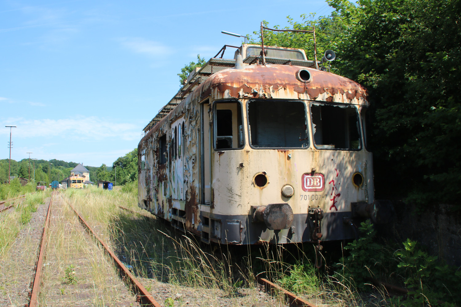 701 007 steht im Bahnhof Hermeskeil, aufgenommen am 06.07.2017.